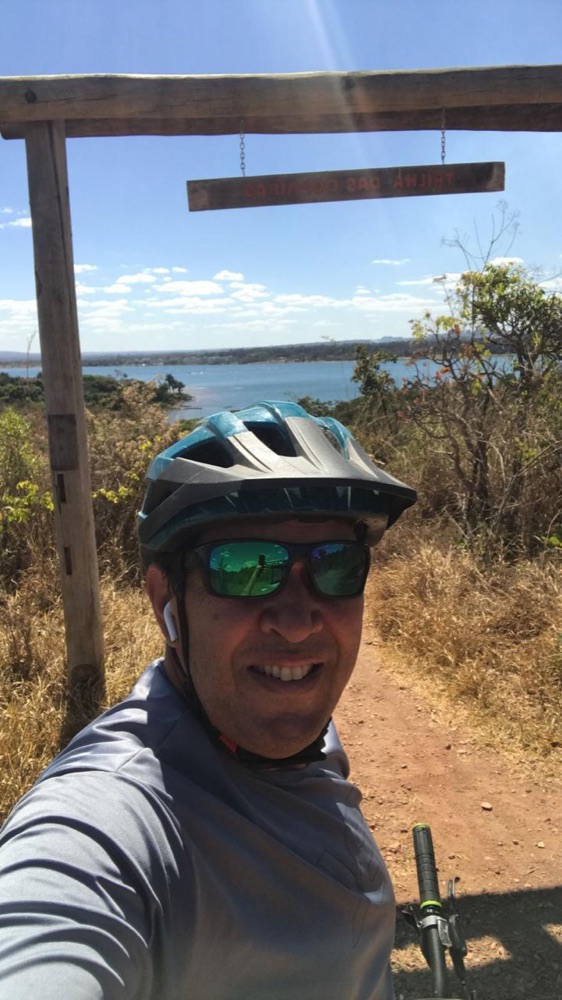 Serjão de capacete numa trilha de bike