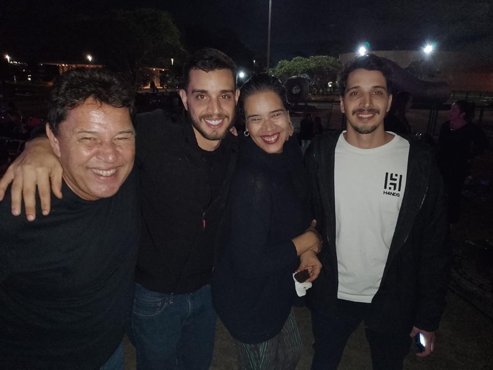 Serjão com a esposa e os filhos