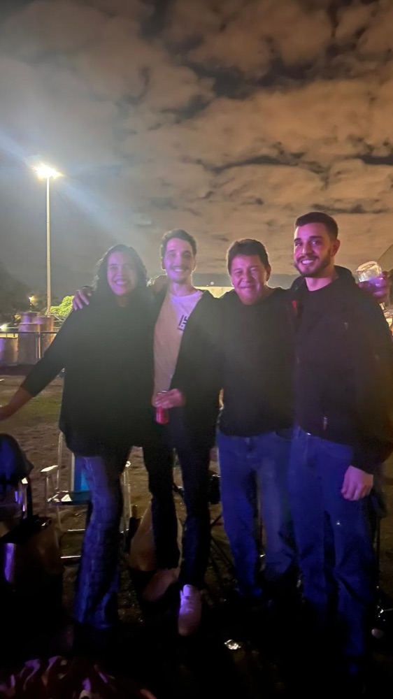 Serjão com a galera numa noite