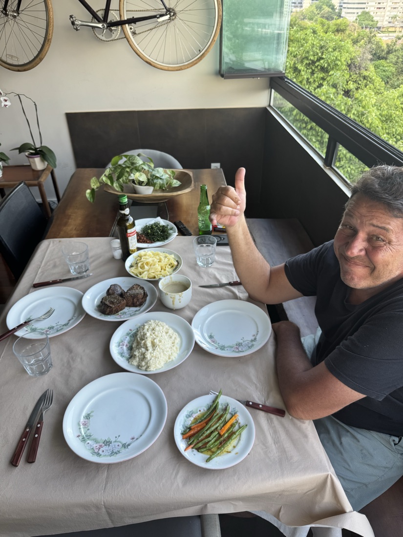 Serjão à mesa farta com a galera