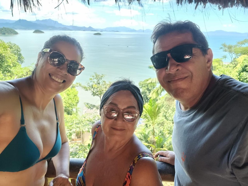Serjão num mirante com vista pro mar