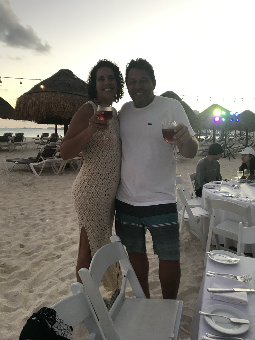 Serjão e a esposa num jantar à beira-mar