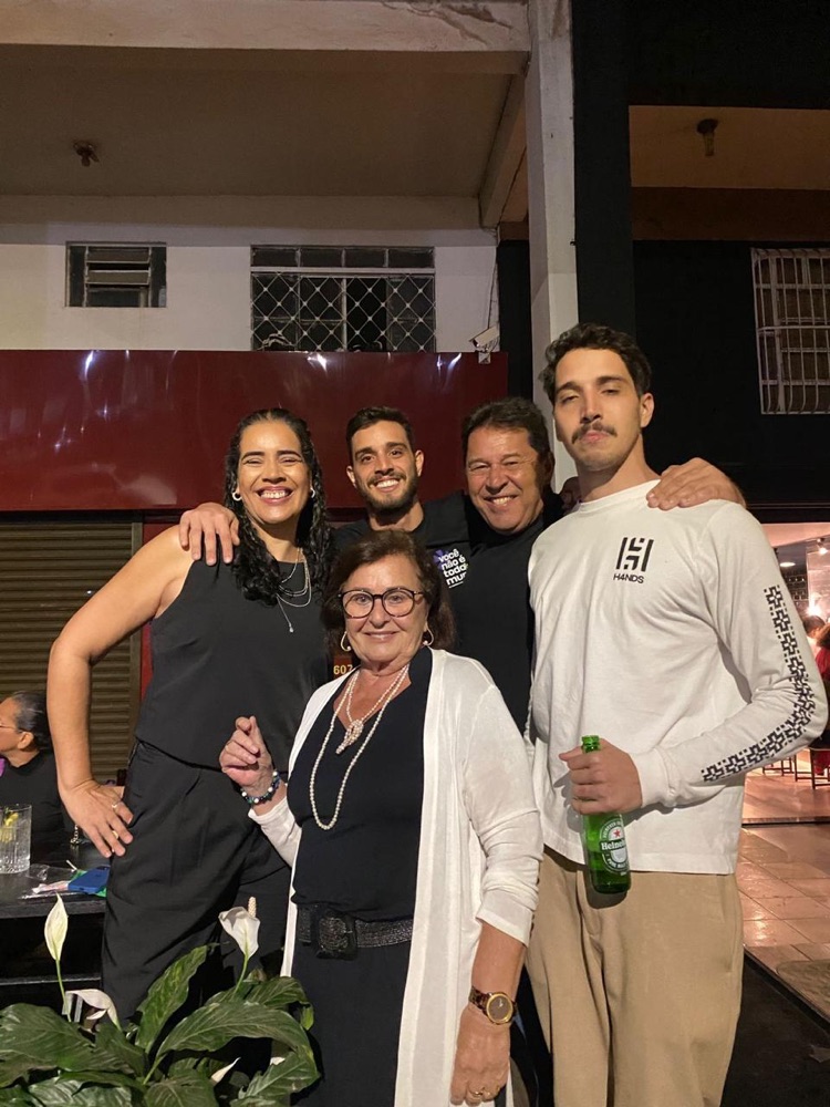 Serjão com a família e a mãe no bar